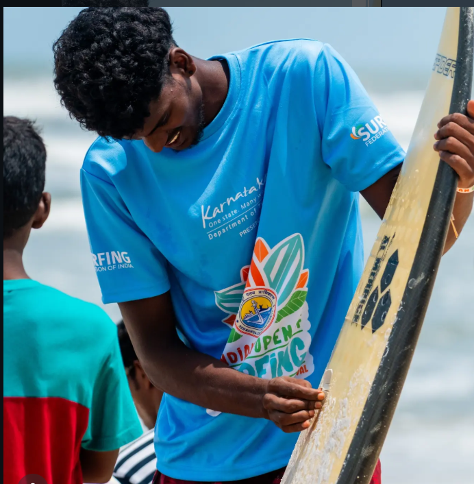 Ruban with students at Mahabalipuram beach
